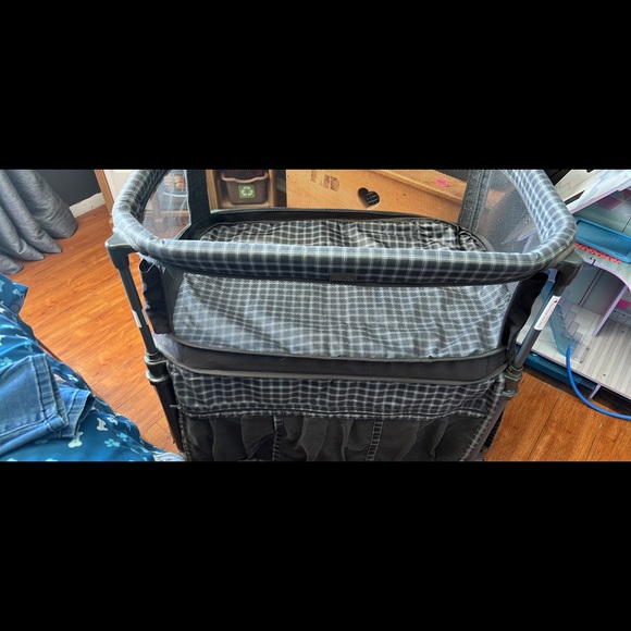 Portable Bassinet with mosquito net for outdoors - Picture 3 of 3